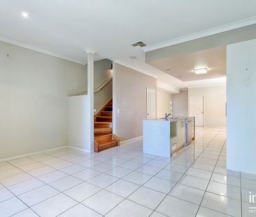 HUGE TOWNHOUSE IN ASCOT - Photo 2