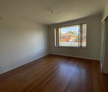 Comfortable Family Living in a Prime Lalor Location - Photo 2