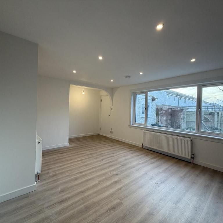 3 bedroom end of terrace house to rent - Photo 1