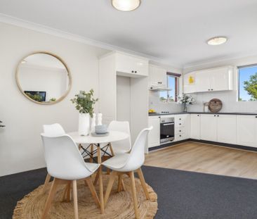 Modern & Spacious Three-Bedroom Apartment in Prime Kensington Location - Photo 3