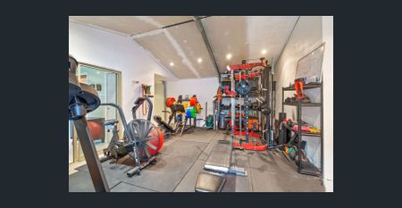 FAMILY HOME + RETREAT! - Photo 2