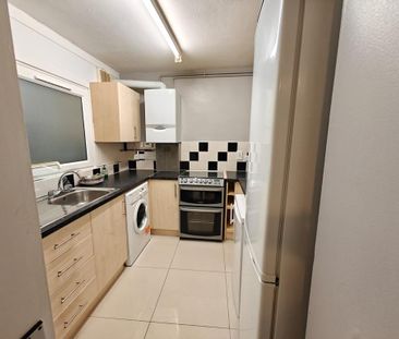 1 bedroom in a flat share to rent - Photo 5