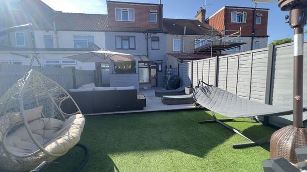 Room in a Shared House, Abbotts Road, CR4 - Photo 1