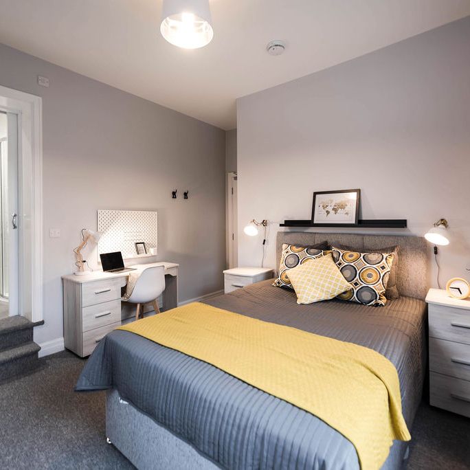 Luxury, modern, spacious newly refurbished rooms in Farmworth - Photo 1