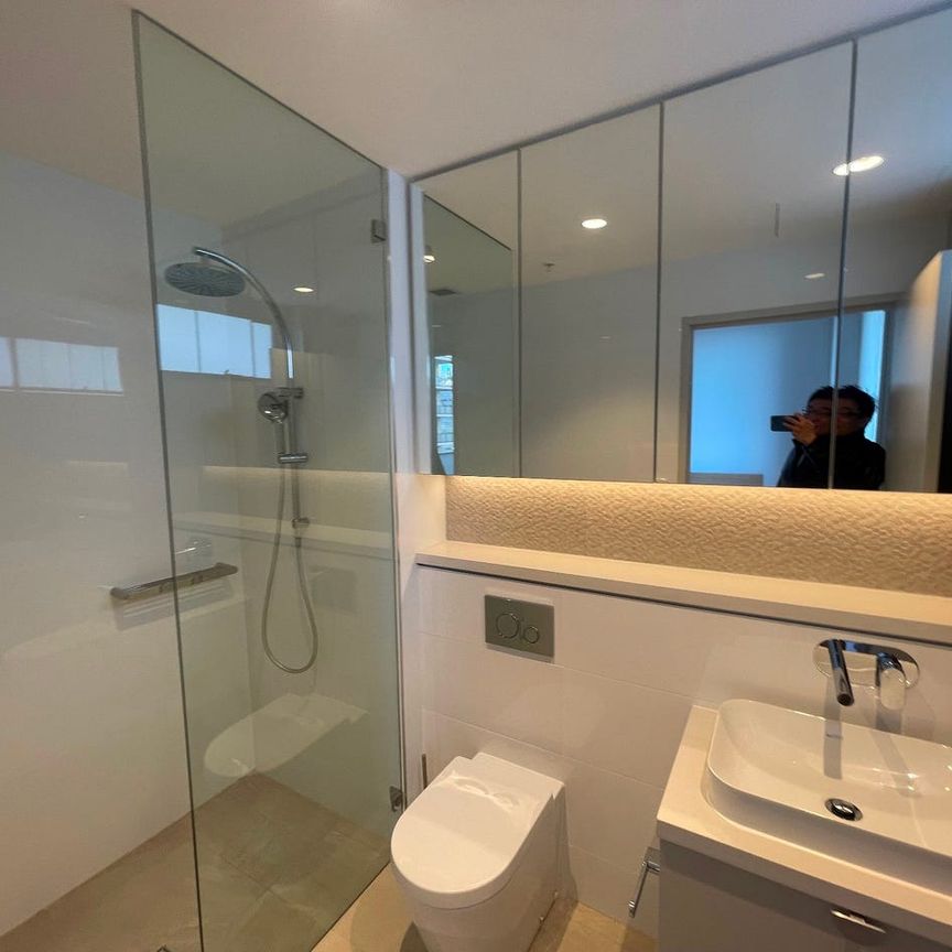 Fully furnished 2-bedroom apartment in the heart of Burwood - Photo 1