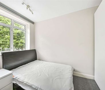 A well presented apartment in a purpose built development in Maida ... - Photo 3