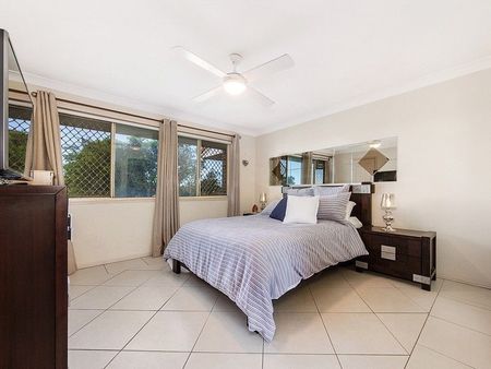 Spacious Three Bedroom House In Burleigh Waters! - Photo 2