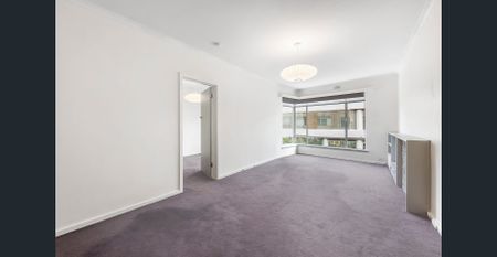 Live on Fawkner Park in landmark building - Photo 4