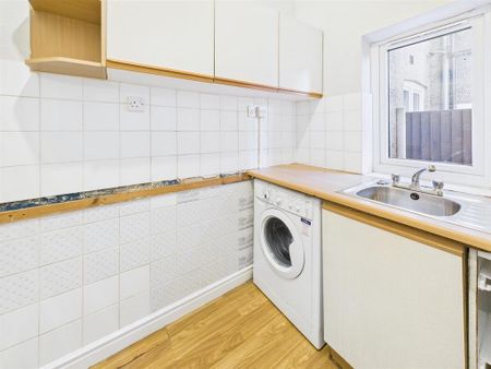 1 bedroom in a house share to rent - Photo 4