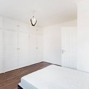 Modern Apartment - Photo 2