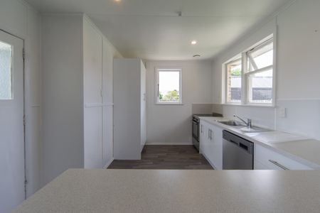 Recently Refurbished Three Bedroom - Photo 2