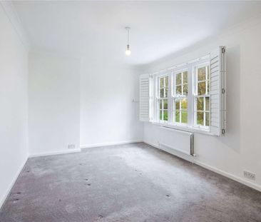 Superbly presented 3 bedroom house with garden and conservatory. - Photo 2