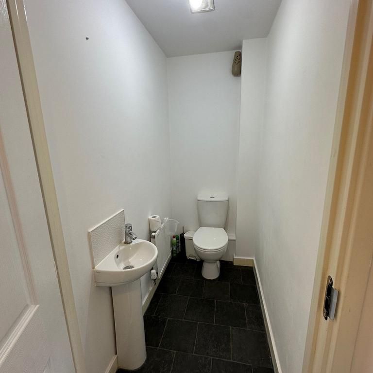 2 bedroom mews to rent - Photo 1