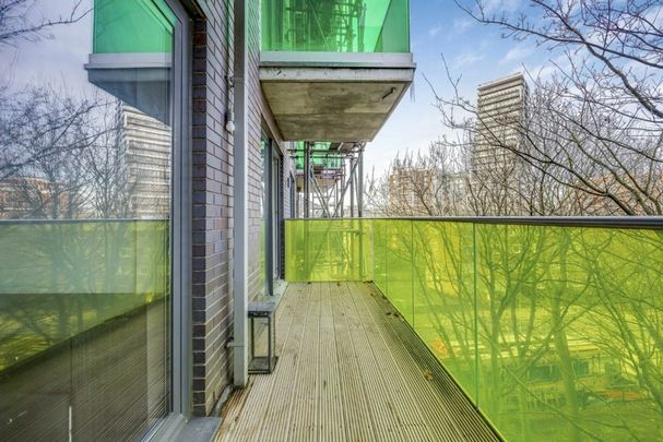Plough Road, SW11, London - Photo 1