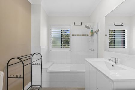 Stylish Fully-Furnished Apartment in Prime Southport Location! - Photo 4