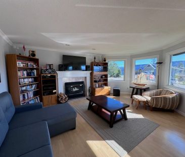 Furnished 3 bedroom upper suite, with views! 1 Year Fixed-term lease until Oct.31, 2025 - Photo 4