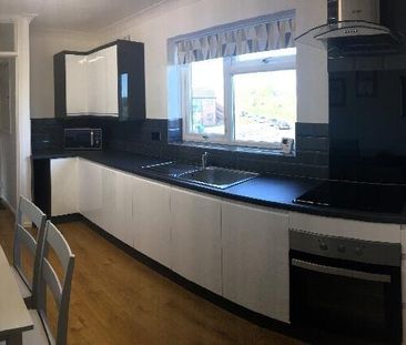 3 bedroom flat to rent - Photo 2