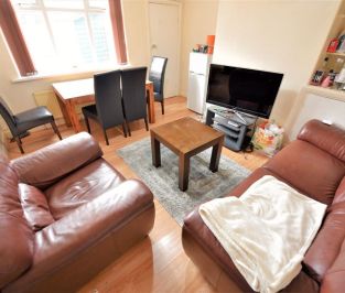 3 bedroom House in Walmsley Road, Leeds - Photo 4
