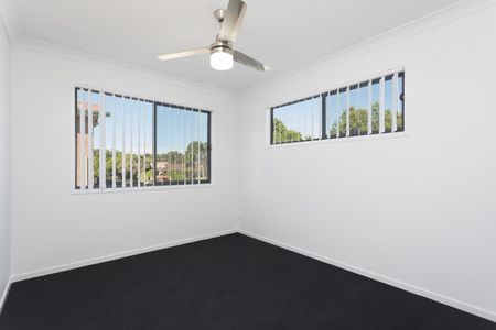 Modern 4 Bed Townhouse - Ducted air conditioning - Photo 3