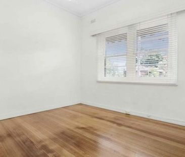Elegant Art Deco Sanctuary in a Prestigious Richmond Hill Setting - Photo 6