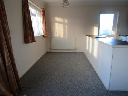 2 bedroom semi-detached bungalow to rent - Photo 2