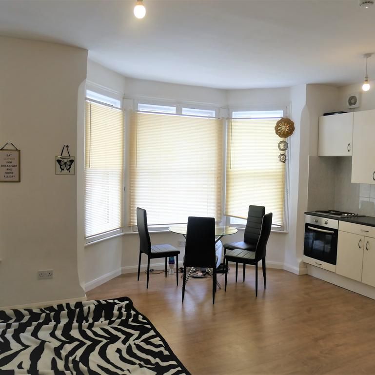 Studio to rent - Photo 1