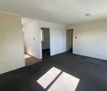 4-Bedroom Home in Red Hill with Modern Kitchen and Single Garage an... - Photo 2