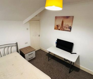 6 bedroom semi-detached house to rent - Photo 1