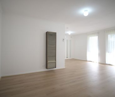 11 Manning Close, Hampton Park VIC - Photo 2