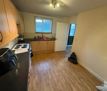 2 bed Flat - To Let - Photo 5