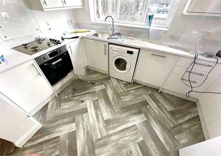 Marine Avenue, Leigh On Sea, Leigh On Sea, SS9 - Photo 4