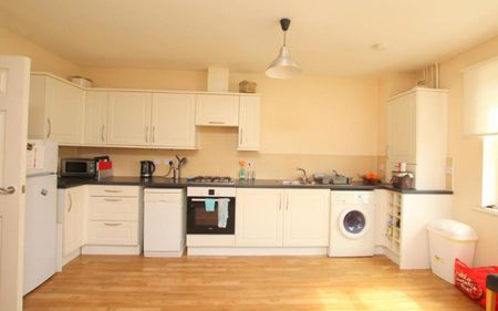 Modern two bedroom apartment within walking distance to Southmead Hospital, on good bus routes to Bristol town centre. - Photo 2
