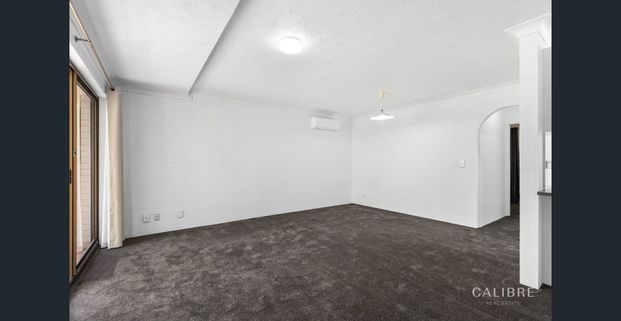 Renovated and fully air conditioned ground floor apartment - Photo 1