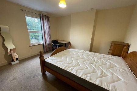 4 bedroom end of terrace house to rent - Photo 4