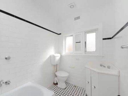 Apartment with 2 bedrooms & 1 bathroom - Photo 2