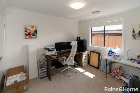 LOW MAITENANCE LLOYD LIVING - Photo 2