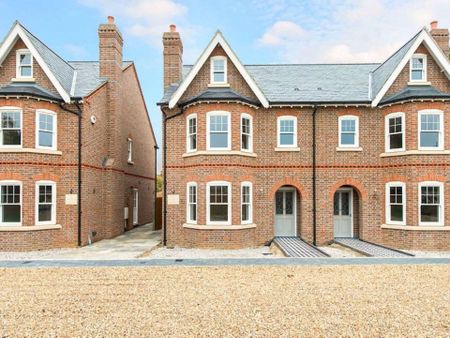 Five bedroom semi detached family home in excellent condition throughout, in a sought after central location. - Photo 3