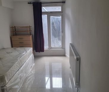 Studio Flat, West India Dock Road, E14 - Photo 1