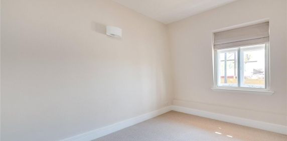 2 bedroom flat in London - Photo 2