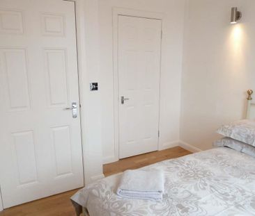 Woodcote Road, Epsom, Surrey, KT18 7QS - Photo 5