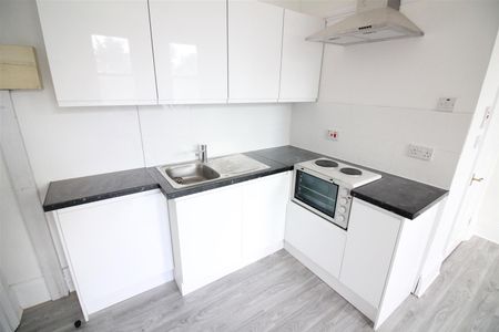 Madeley Road, London - Photo 3