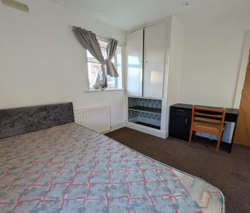 1 bedroom in a house share to rent - Photo 4