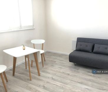 Studio to rent - Photo 2