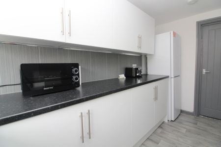 1 Bedroom Mid Terraced House - Photo 2