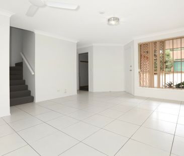 CENTRALLY LOCATED 3 BEDROOM TOWNHOUSE - Photo 1