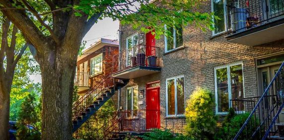 Ahuntsic | Luxueux 3 chambres + Bureau | 1800 pi² sur 2 étages | Cabanon, Cour et Boisé | Air Climatisé - Photo 2
