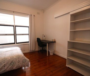 6-bedroom shared house, Fox Ave - Photo 5