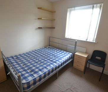 4 bedroom semi-detached house to rent - Photo 4