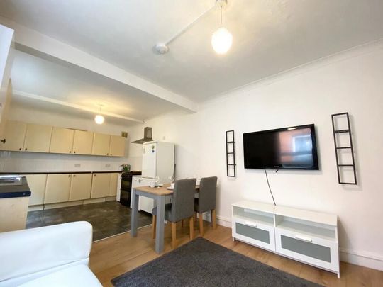 6 bedroom house to rent - Photo 1