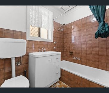 Spacious 3-Bedroom Home with Outdoor Entertaining - Photo 2